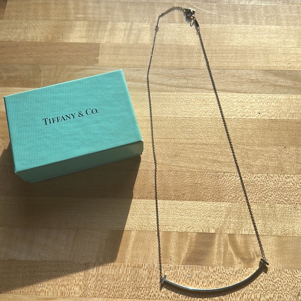 Tiffany & Co Smile Necklace Silver, BARELY WORN, 100% authentic, smiley face